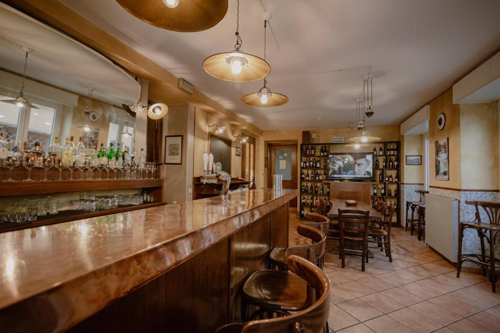 Interno accogliente di un locale hospitality curato nei dettagli